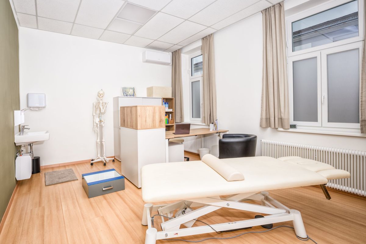 Heller Therapieraum mit Behandlungsliege